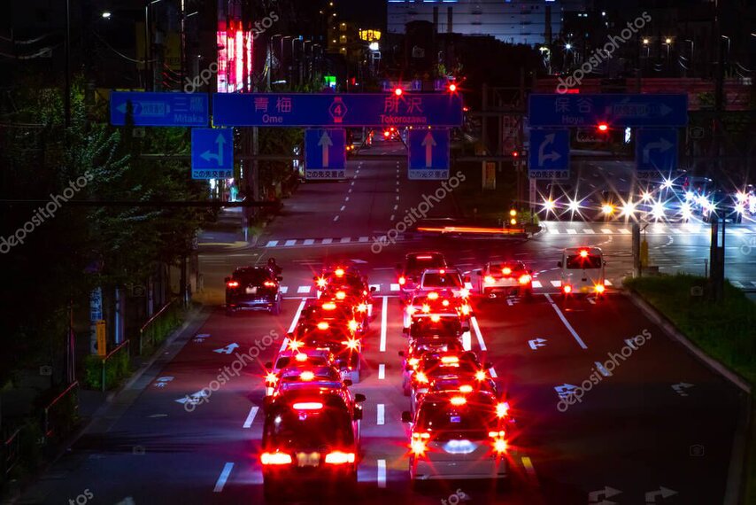 夜の日本の裏路地に伸びる街灯の影